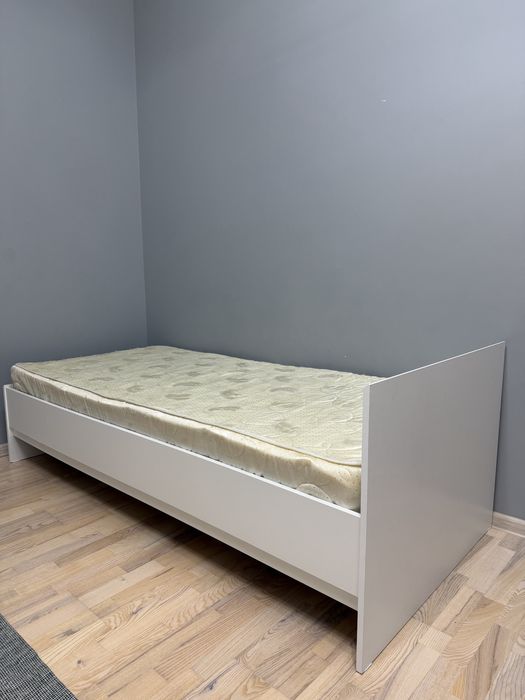Продам кровать 200/90 см. С матрасом.