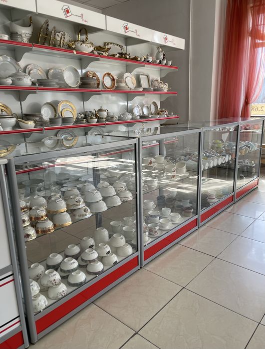 Продам стеклянные витрины 2 шт  со столом