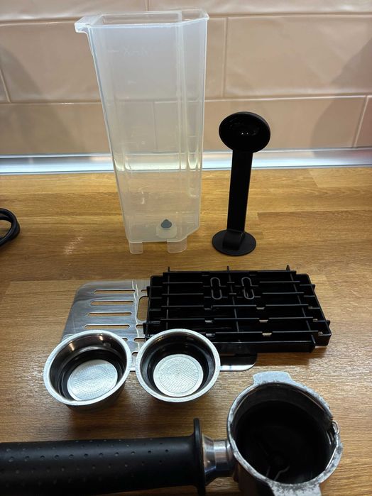 кафе машина  Делонги Stilosa  15 bar, 1100 W, 1 л, Черен