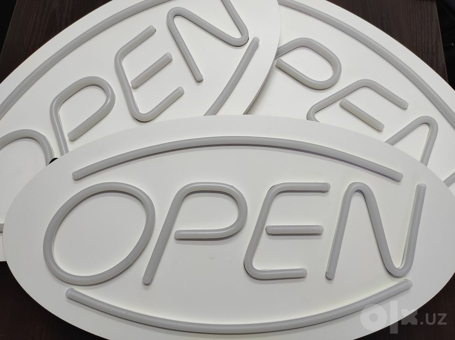Вывеска цветная "OPEN" из гибкого неона.