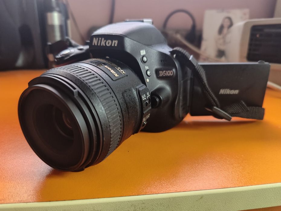 NIKON  D5100 със зарядно и две батерии
