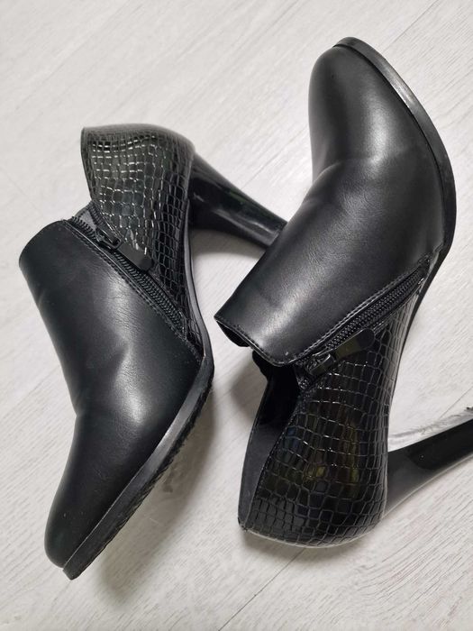 Дамски елегантни боти със среден ток