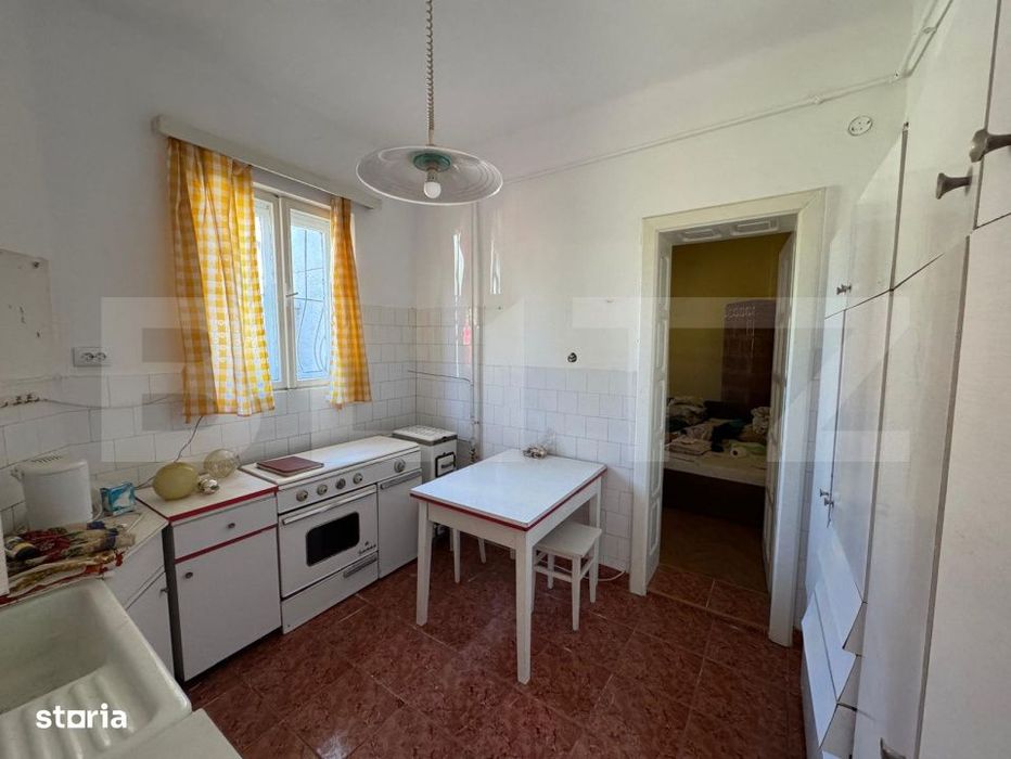 Casa spatioasa cu 6 camere, teren 700 mp, garaj si terasa
