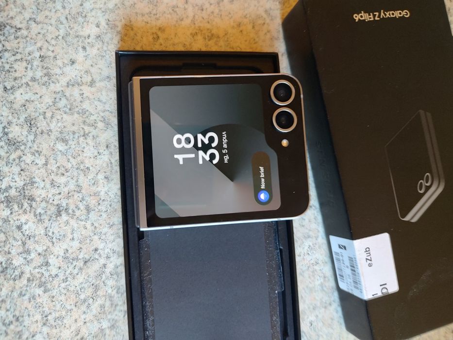Продавам  Samsung Z Flip 6