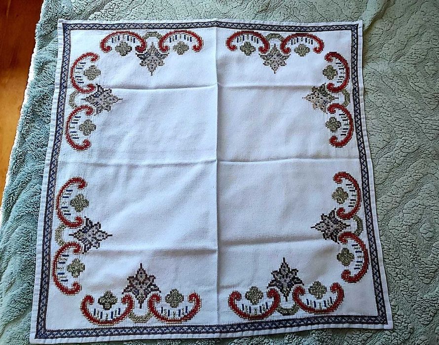 Ръчно бродирана покривка за маса (България, 60-те г)