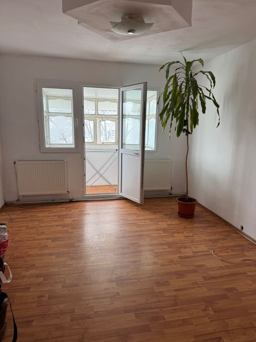 Vând apartament cu 2 camere, situat în zona Stadion Nemobilat