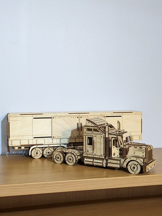 Модель тягача из фанеры.