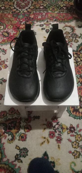 Продам кроссовки с широким носком
