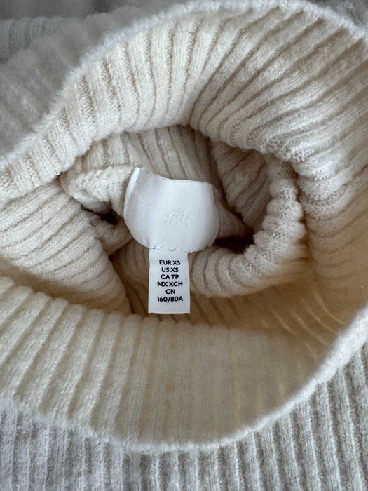 Бял пуловер с високо поло яка, XS номер, H&M