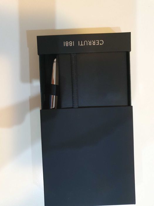 Луксозен подаръчен комплект CERRUTI  1881 - химикал и кожен тефтер