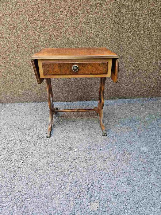 Английски шкаф в ретро стил