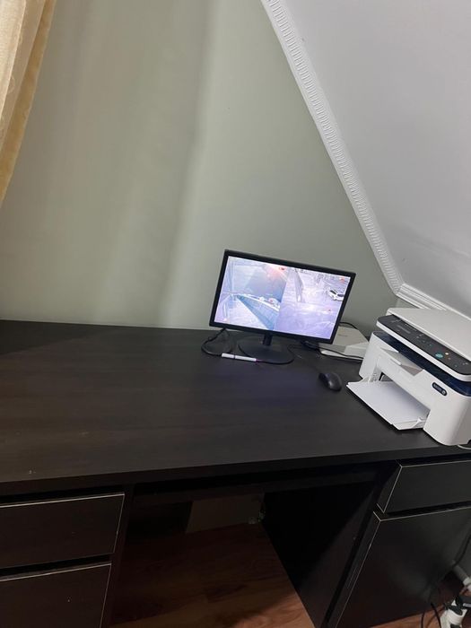 Письменный стол.