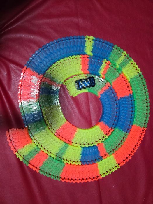 Продам трек с машинкой