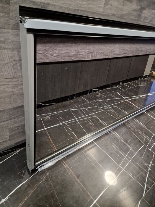 Алуминиева Врата М5 А 69/194 цвят Сив ясен.Бял лакобел Огледало отвън