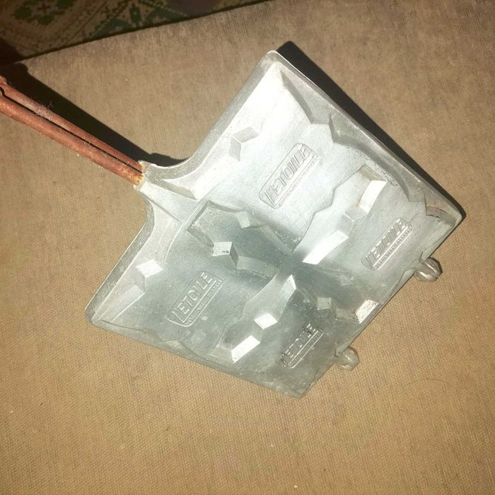 Скаричка за гофрети на жар