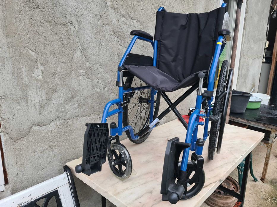 Scaun cu rotile , fotoliu rulant , cadru mergator ,