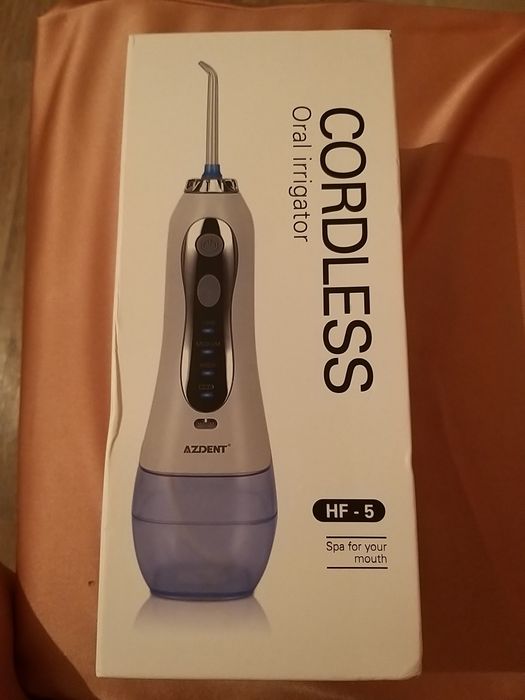 Ирригатор полости рта в упаковке.