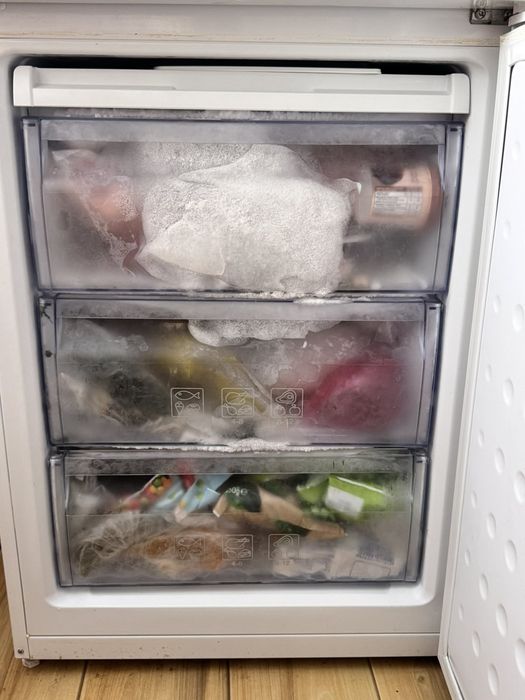 Продавам хладилник Beko с фризер