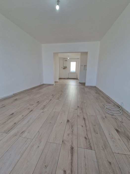 Apartament cu 3 camere, openspace recent renovat, confort sporit