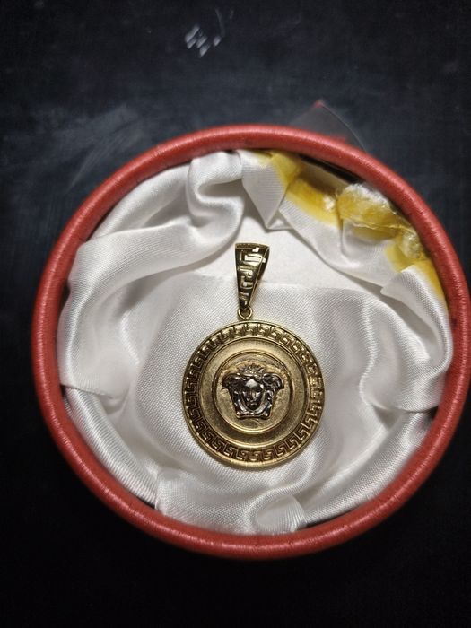 Medalion Versace din aur 14k