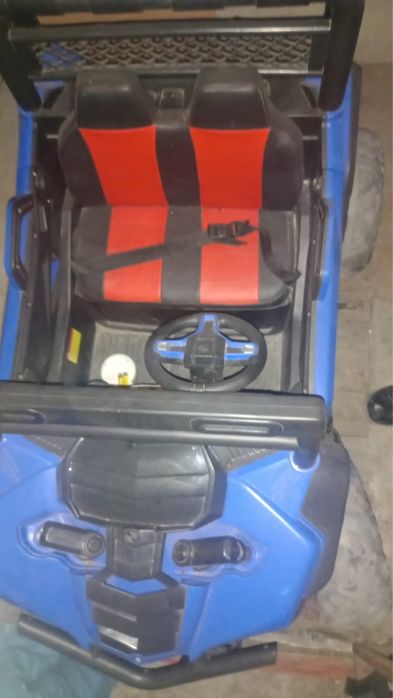 Продам детскую машинку на пульте управнения