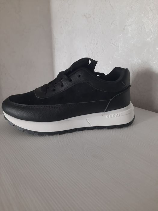 Женские кроссовки