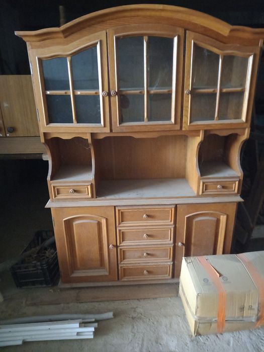 Mobila sufragerie este în stare buna ușile se închid perfect