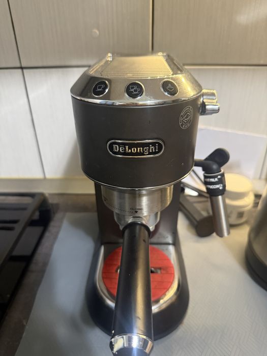 Espressor manual De’Longhi Dedica EC 685.BK, 1300 W, 15 bari, Negru