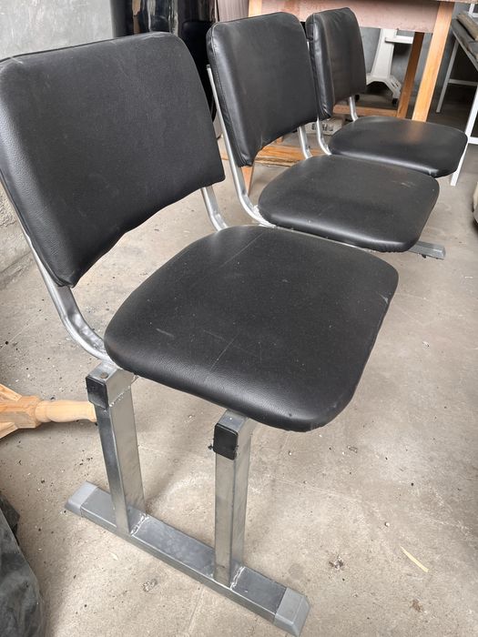 Трёхместный стул