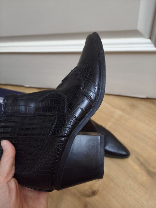 Казачки и туфли в одном объявлении