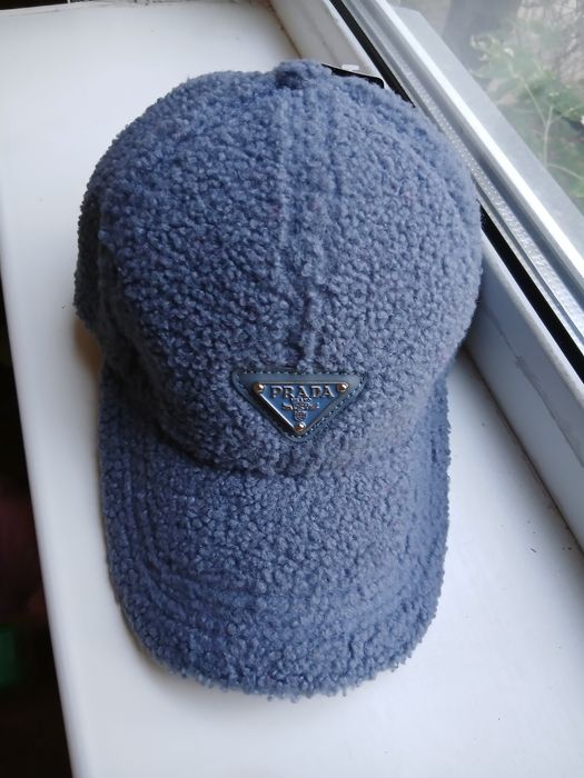 Продается бейсболка на фото