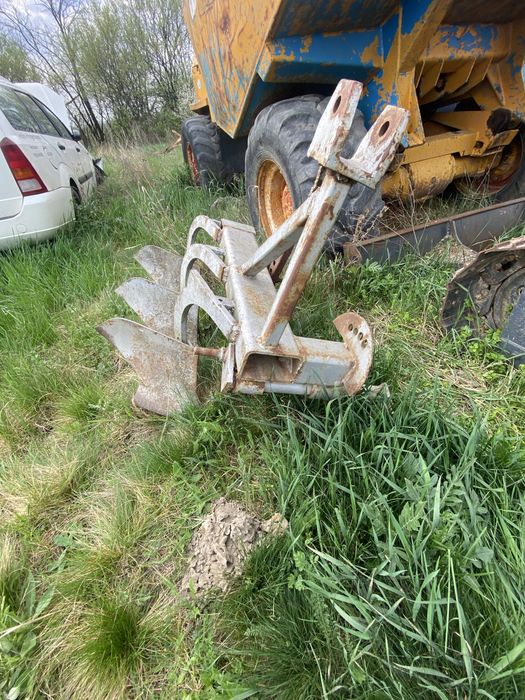 Vând plug dupa tractoras