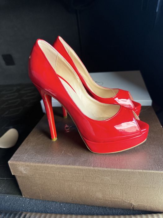 Елегантни обувки на ток LV