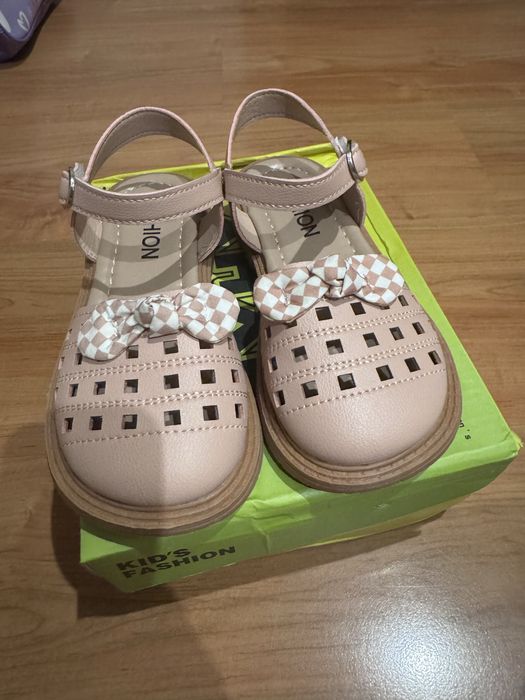 Сандали новые для девочек