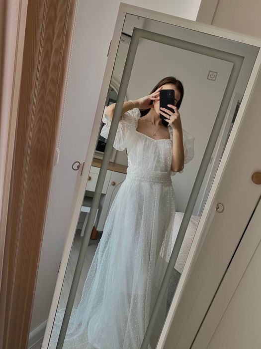 Бяла дълга рокля