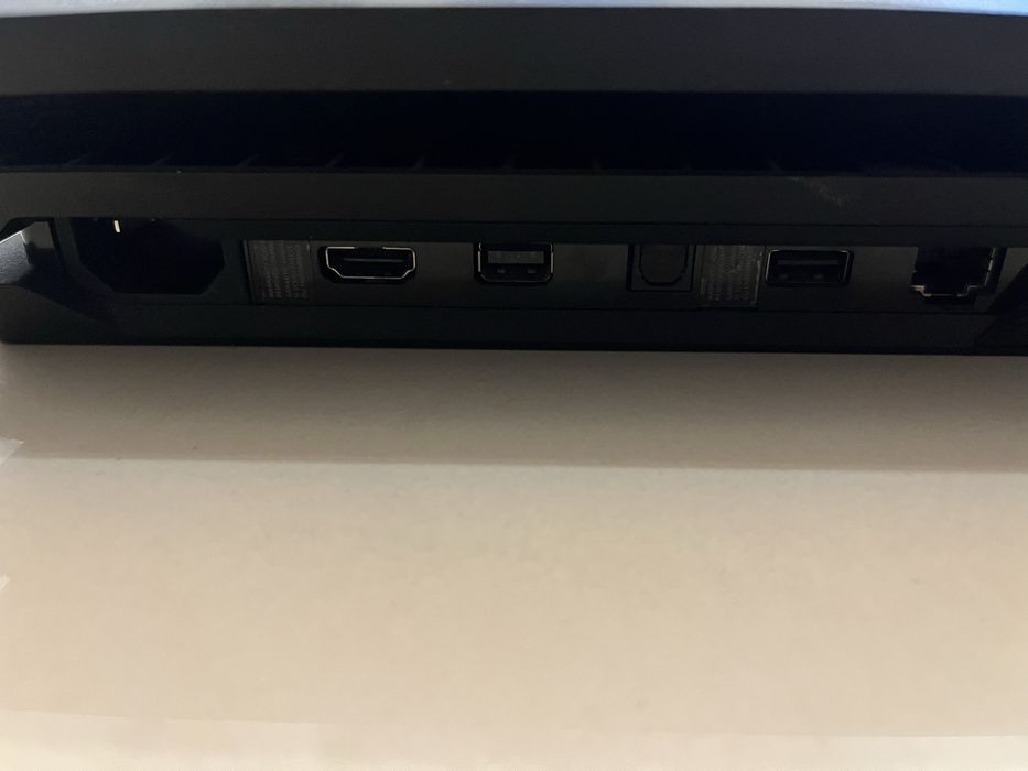 Vând PS4, este folosit dar funcțional