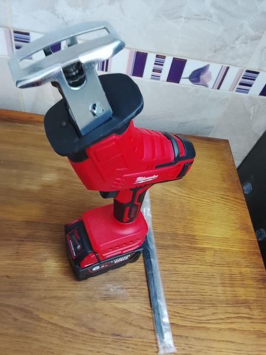 Fierăstrău sabie Milwaukee cu o baterie de 6a Nou