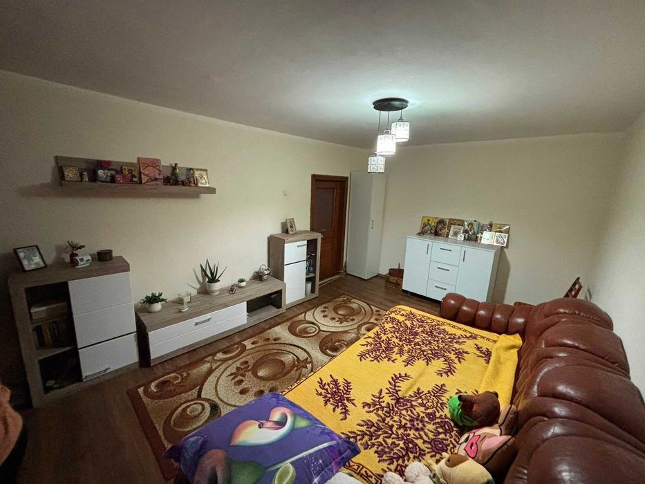 Vând apartament decomandat cu 2 camere