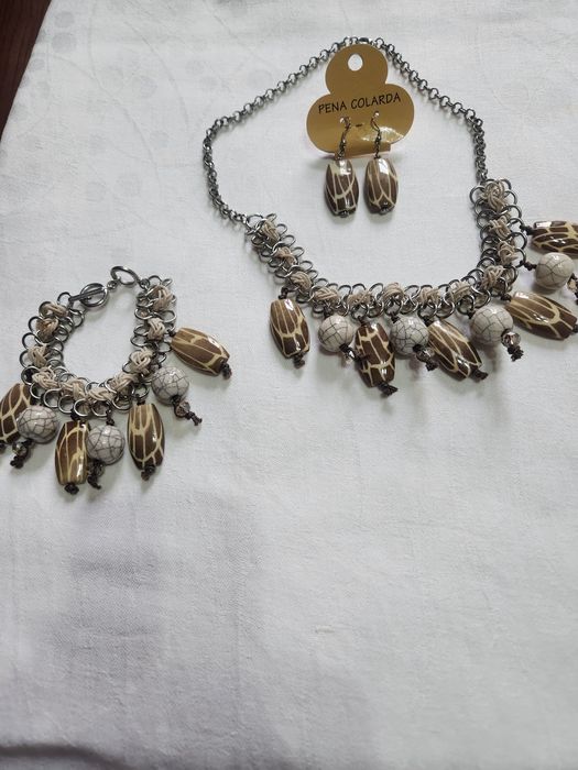 Бижутерия комплект из трех предметов и подвеска