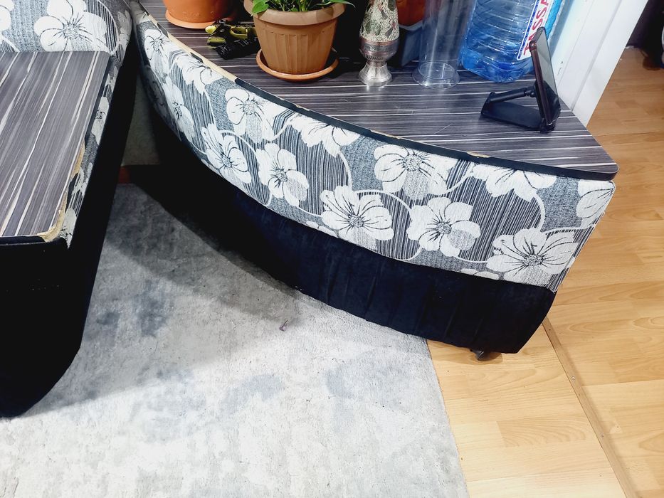 Продам диван б/у со столиком