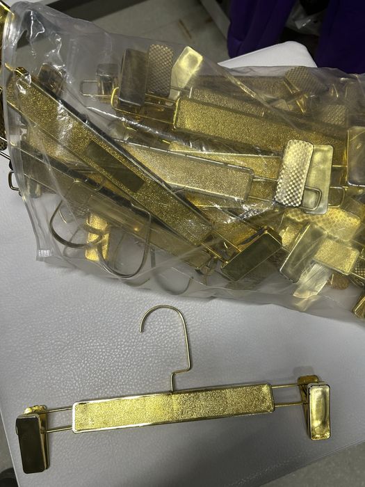 Продам три манекена и вешалки