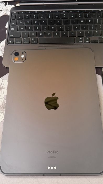 iPad Pro 11" (M4) Wi-Fi + Cellular 2024 с magic keyboard pro 11” (M4)