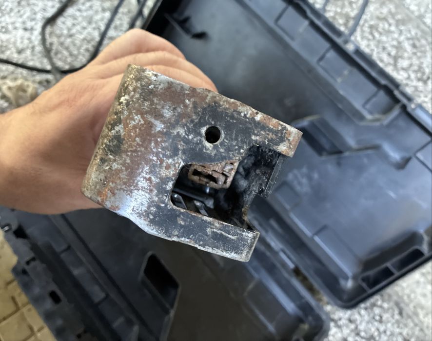 Саблен трион Dewalt DWE 305