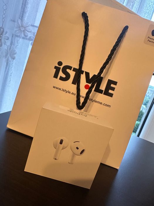 Vând căști AirPods 4