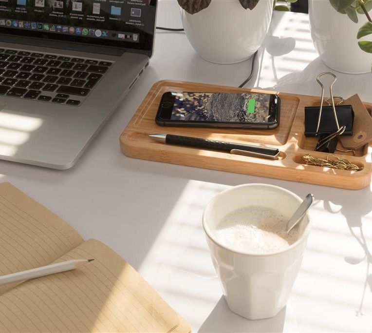 Безжично зарядно за телефон органаизер от бамбук - 5W