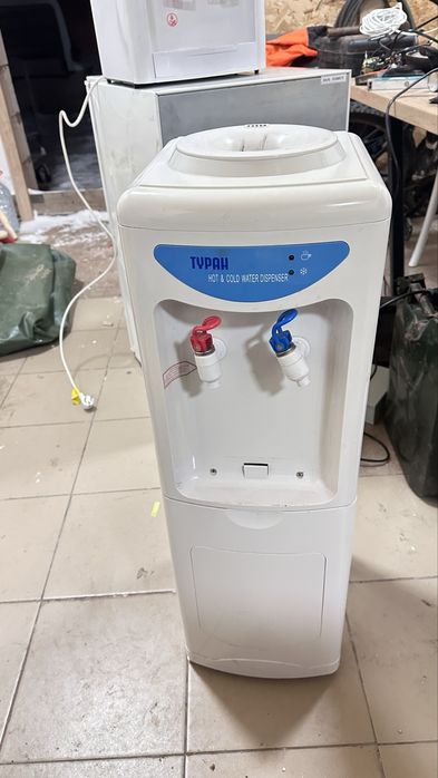 Продам кулер для воды. Есть один большой.