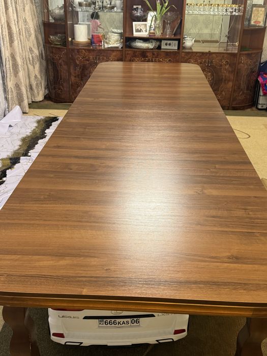 Стол и стулья для гостинной