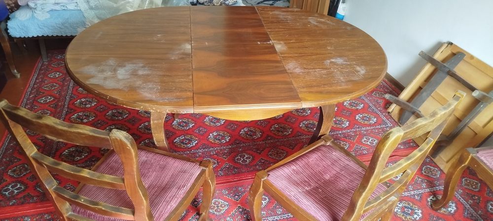 Oshxonaga ochilib yopiladigan stol 6 ta stuli bilan sotiladi