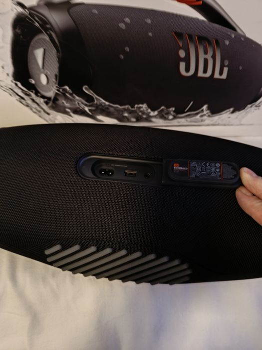 Vând 2 boxe JBL boombox3, 180w, plus un Etui.