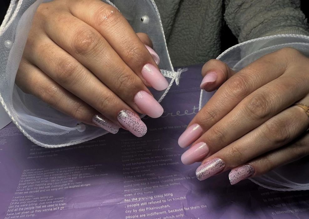 Unghii cu gel și ojă semi